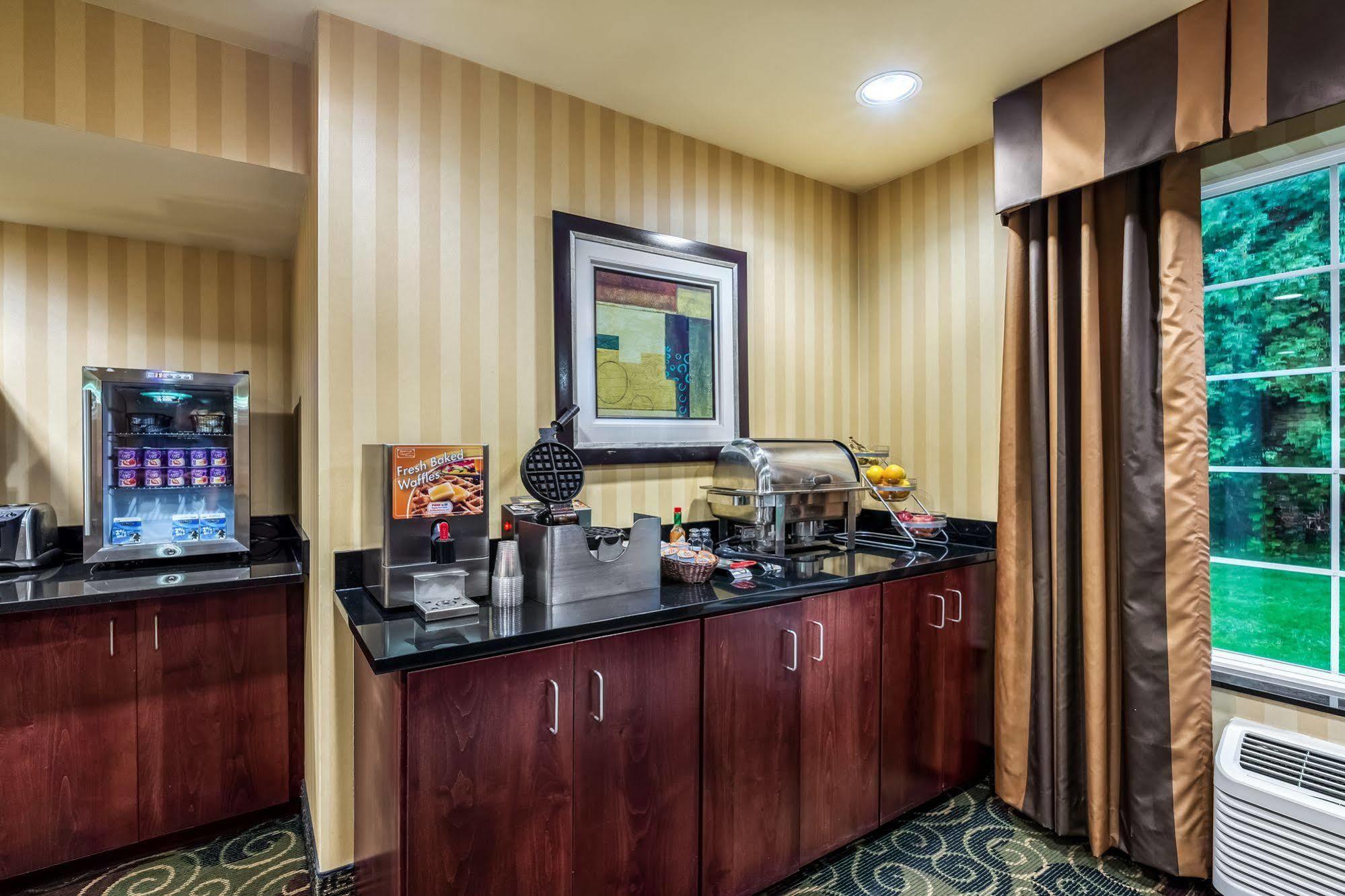 Cobblestone Inn & Suites - Vinton, Ia Zewnętrze zdjęcie